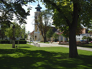 Hadersdorf am Kamp, Blick über die Parkanlage am Marktplatz Richtung Pfarrkirche